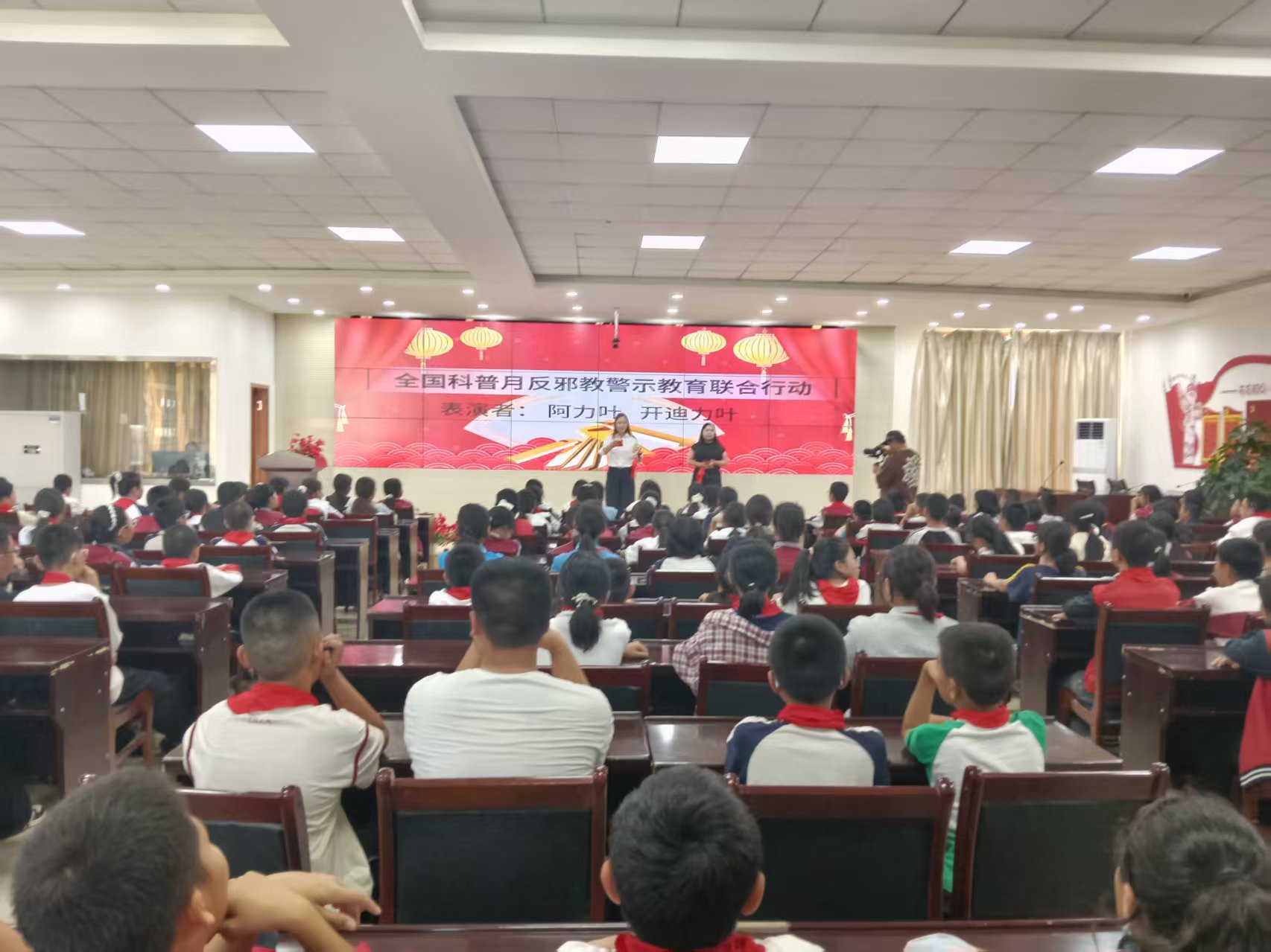 新疆阿克苏：反邪教科普宣传进社区进校园 增强群众青少年防范意识