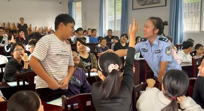 扬科学之光 护青春无邪 ——四川省级反邪教宣讲走进乐山市五通桥区佑君初中