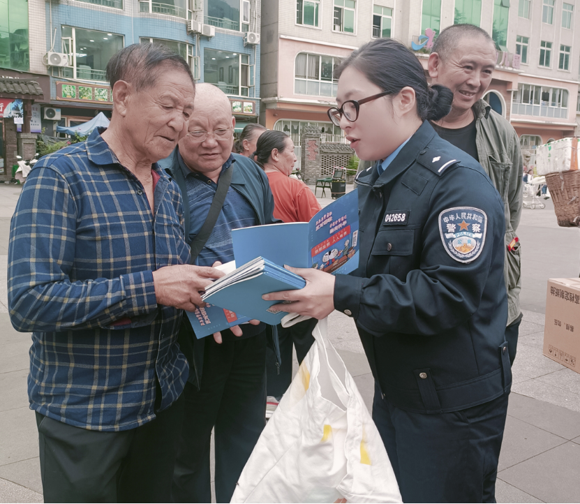 四川峨边彝族自治县开展反邪教暨网络安全集中宣传活动