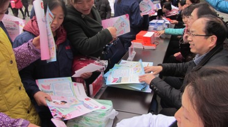 湖北恩施咸丰县在“三.八”维权周中宣传反邪教
