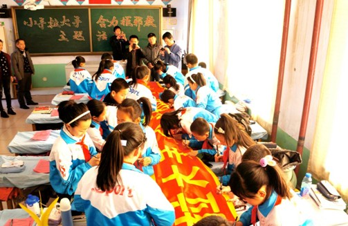 内蒙古扎赉特旗启动反邪知识进校园暨“小手拉大手、合力拒邪教”主题活动