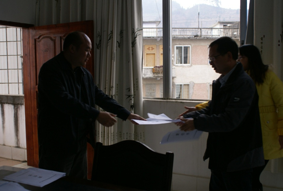 广西百色乐业县委防范办与乡镇签订反邪教工作责任书