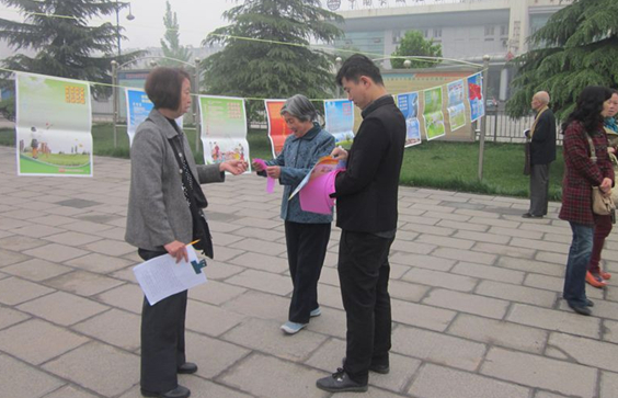 郑州市上街区济源路街道办事处积极开展反邪教警示教育宣传活动