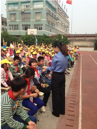 浙江温州市瓯海区反邪教宣传走进民工子弟学校