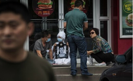 “招远血案”死者头七：亲属到麦当劳门前祭奠