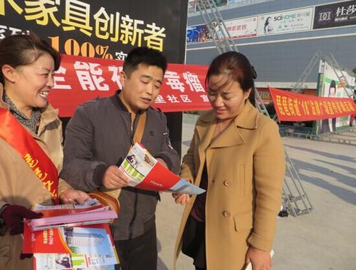 社区反邪志愿者面带微笑向群众宣传反邪教知识 社区反邪志愿者面带微笑向群众宣传反邪教知识