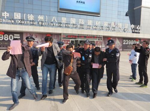 警民共同演练抓铺邪教分子聚众滋事场面 警民共同演练抓铺邪教分子聚众滋事场面