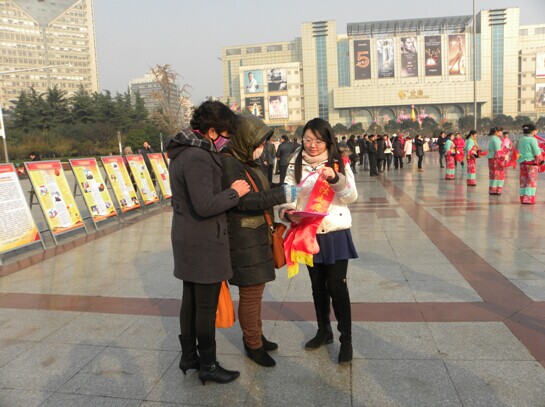 徐州市鼓楼区琵琶街道在古彭广场开展反邪教法制宣传活动