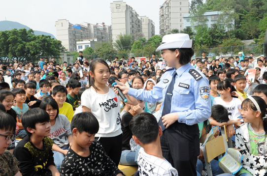 广西忻城：通过情景表演教师生防骗防事故防邪教