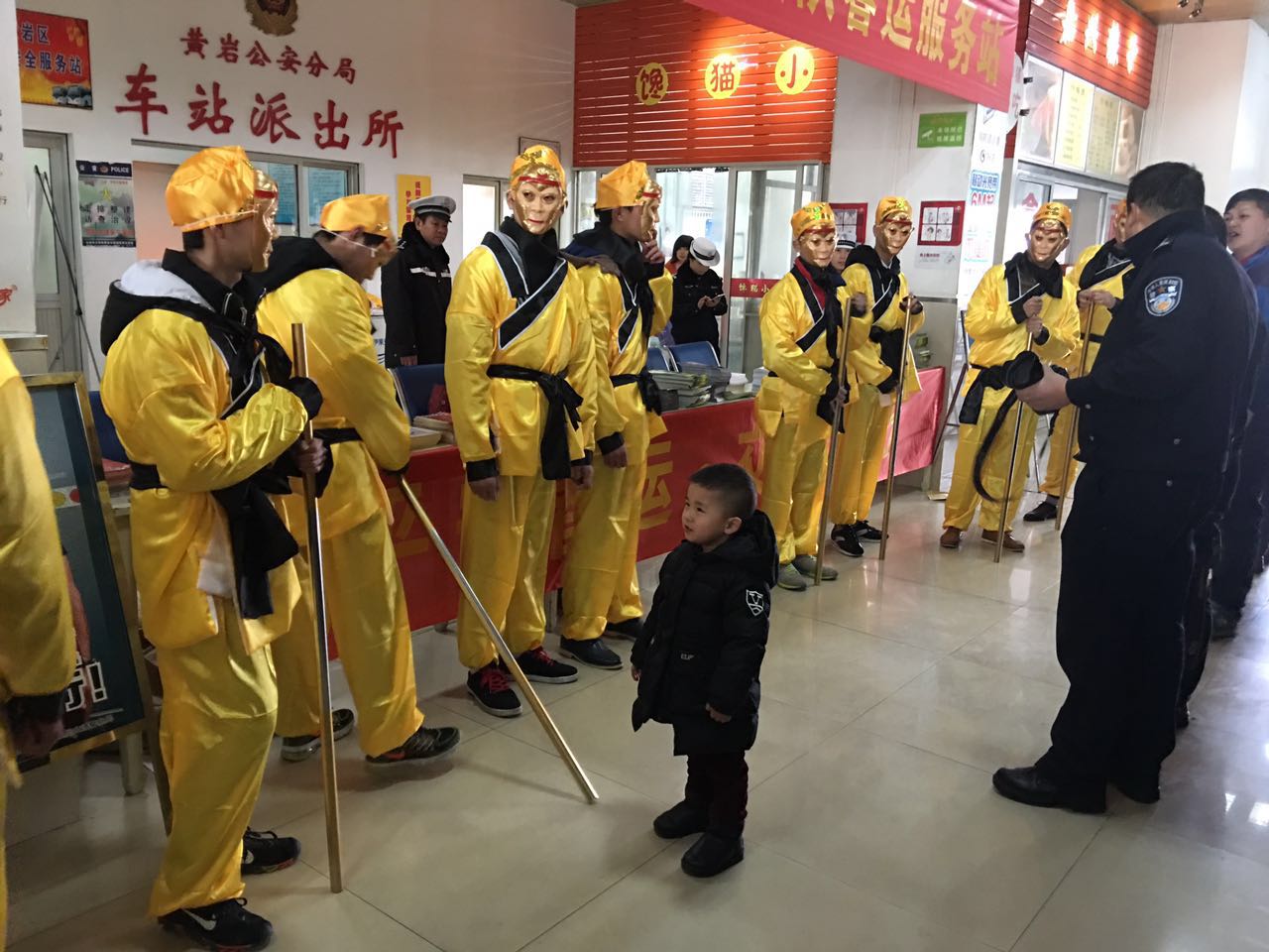 台州市黄岩区反邪教协会开展 春运返乡新黄岩人反邪宣传活动