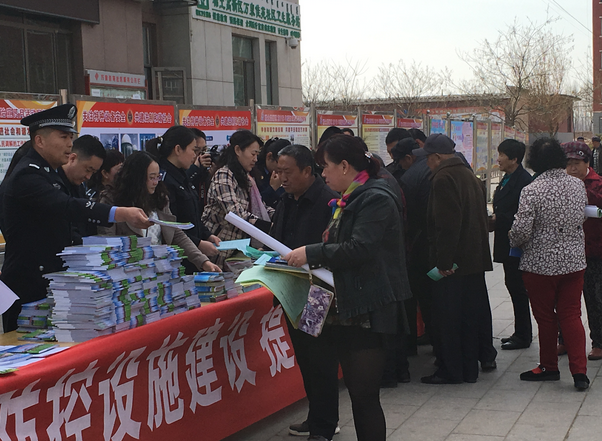 内蒙古包头稀土高新区反邪教协会借助综治宣传月开展反邪教宣传