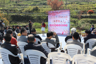 《科学与人》走进富阳桃花节开展反邪教宣