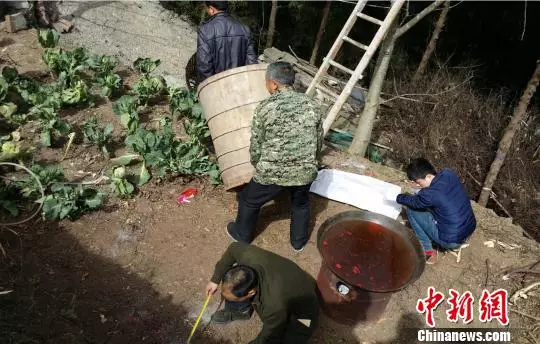 四川农妇被巫师装进木桶蒸驱鬼魂治病致死