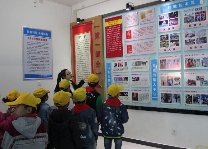 河南省南乐县组织中小学生参观县反邪教警示教育基地