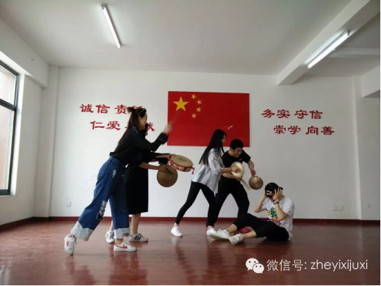 大学生和村民同台演出反邪教节目
