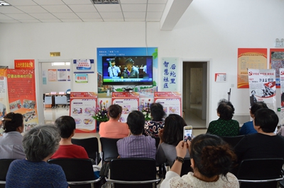天津市滨海新区组织社区居民观看 天津卫视反邪教新闻片