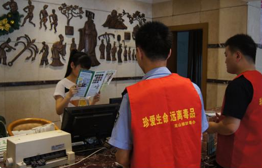 浙江慈溪市龙山镇开展“不让邪教毒品进社区，不让邪教毒品进场所”宣传活动