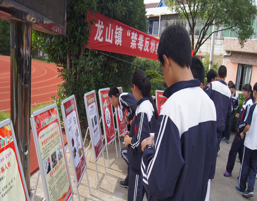 浙江慈溪市反邪教协会龙山镇分会走进校园开展 “生命是船 健康是帆 远离邪教是港湾”反邪宣传