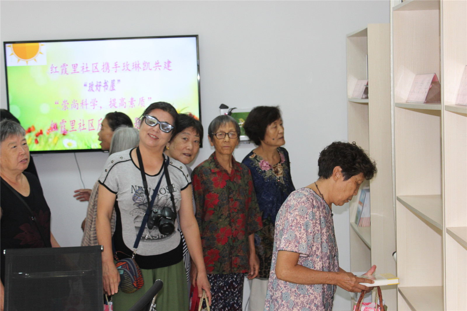 天津市滨海新区汉沽街红霞里社区科普日开展反邪教读书会活动