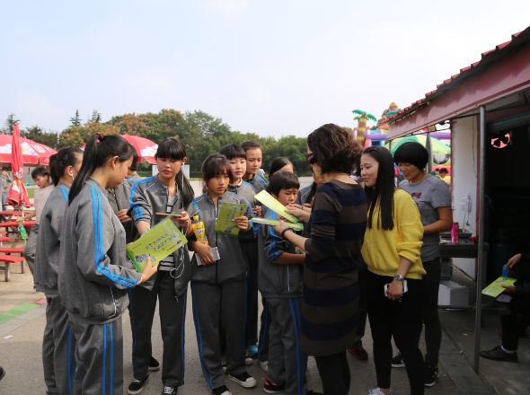 上海市嘉定区反邪教协会在农业园区开展反邪教宣传活动