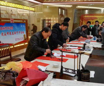 浙江省衢州市书法家开展送反邪教春联下乡活动