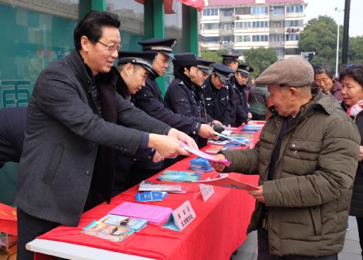 江苏省无锡市滨湖区借助“公安110宣传日” 开展广场反邪教宣传教育活动