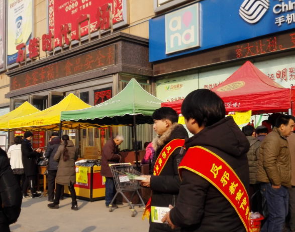 河南省新郑市反利用春节采购潮开展反邪教宣传活动