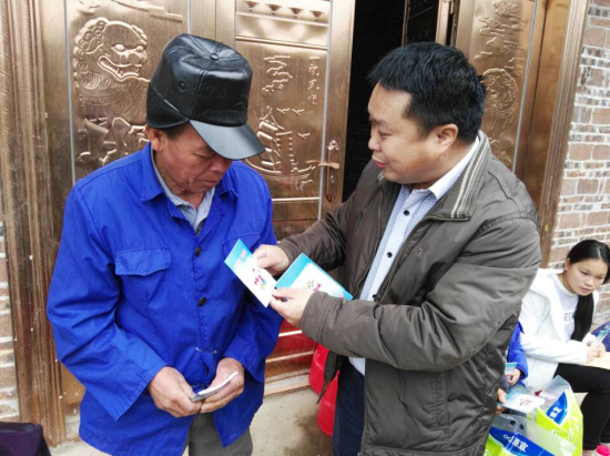 广西来宾市兴宾区借“走访慰问送暖冬”之际开展反邪教警示教育活动