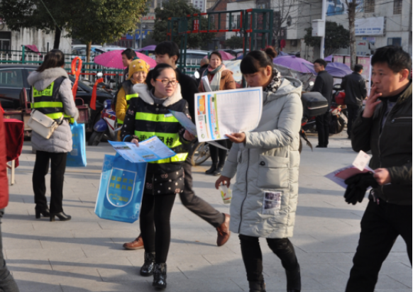 湖北武穴市反邪教协会春节期间反邪教宣传活动深受老百姓欢迎