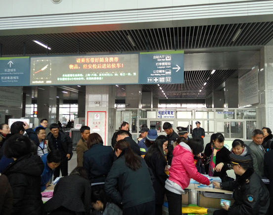 上海市嘉定区反邪教协会在客运中心开展反邪教宣传活动