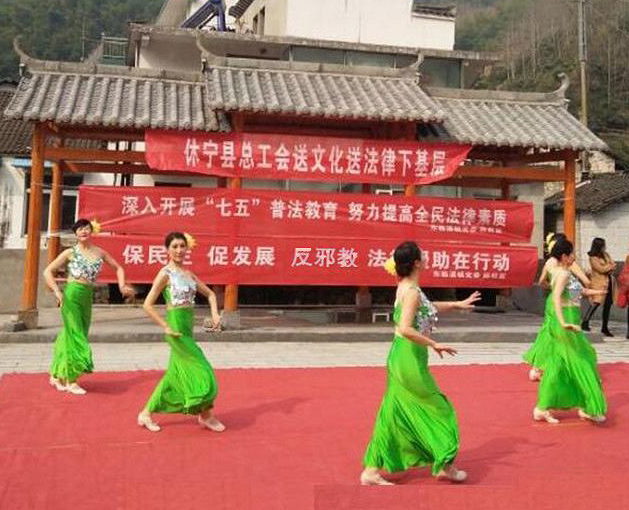 安徽省黄山市休宁县东临溪镇以“三八”妇女节为契机进行反邪教宣传