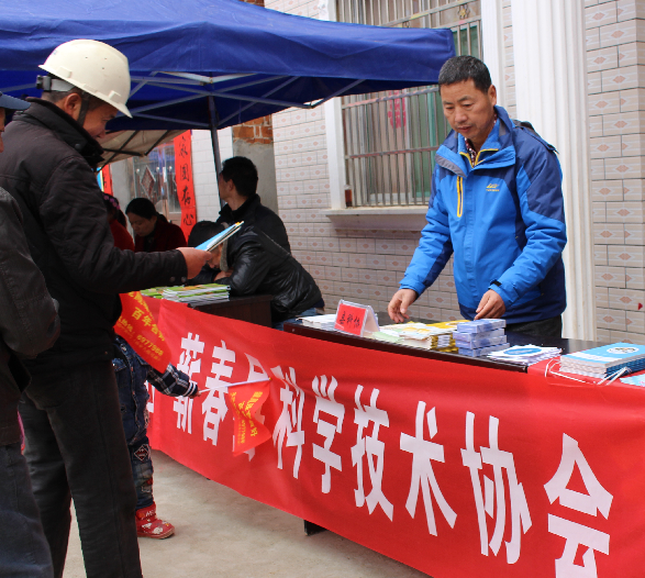 湖北蕲春县科协联合反邪教协会借助文化科技卫生“三下乡”集中开展反邪教宣传活动
