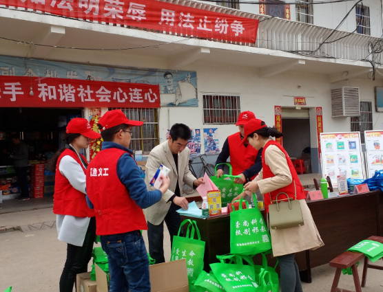 湖北嘉鱼县开展“法律服务手牵手 和谐社会心连心”为主题的普法教育和反邪教宣传活动