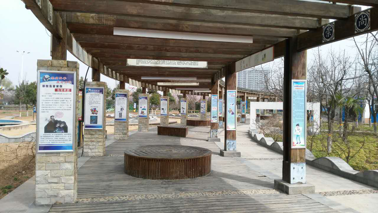 河南省三门峡市陕州区打造反邪教宣传长廊为甘棠公园增色添彩