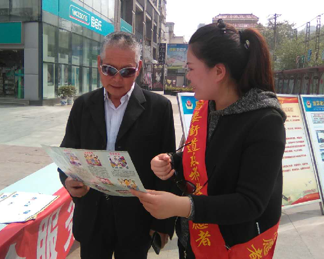 江苏省徐州市鼓楼区反邪教协会结合“国家安全日宣传”开展反邪教宣传活动
