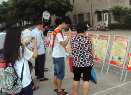 浙江慈溪市反邪教协会龙山镇分会反邪教宣传走进法制文化广场