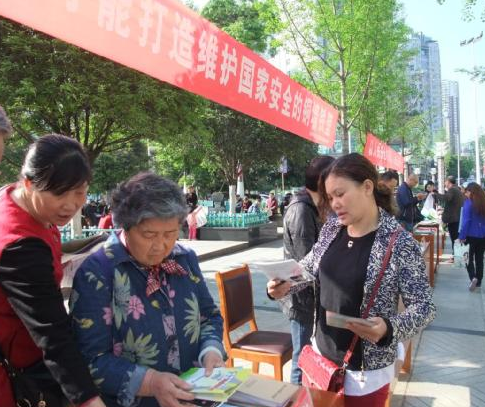 四川省达州市达川区反邪教协会借“全民国家安全教育日”开展反邪教宣传活动