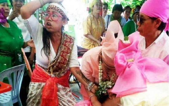 迷信活动害死人 泰国一男子自夸有神力可刀枪不入自插毙命/图