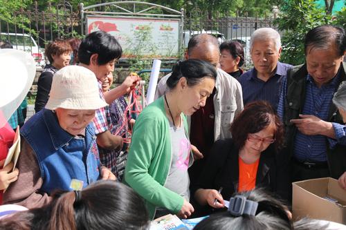 活动现场发放反邪教资料
