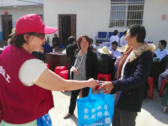 湖北嘉鱼县反邪教协会借“送医送法” 下乡惠民活动开展反邪教宣传