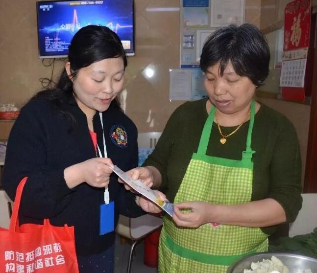 江苏南通市崇川区虹桥街道结合“一带一路”高峰论坛安保工作开展反邪教宣传活动