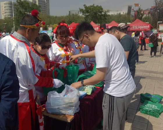 内蒙古乌海市借助科技活动周开展反邪教宣传活动