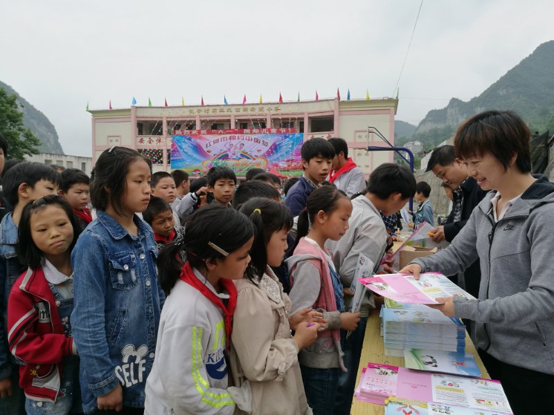 云南省昭通市妇联结合校园庆“六一”活动开展防邪反邪知识活动