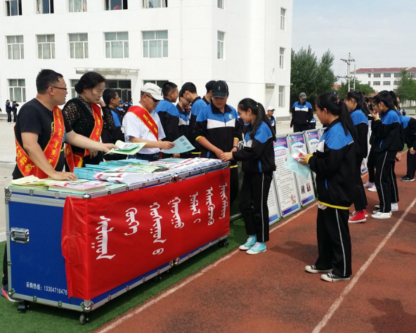 内蒙古正蓝旗在蒙古族中学开展“科技强国、远离邪教”宣传教育活动