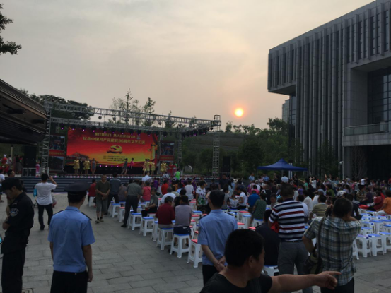 江苏南京栖霞区尧化街道以建党96周年文艺汇演为契机，大力开展反邪教宣传活动