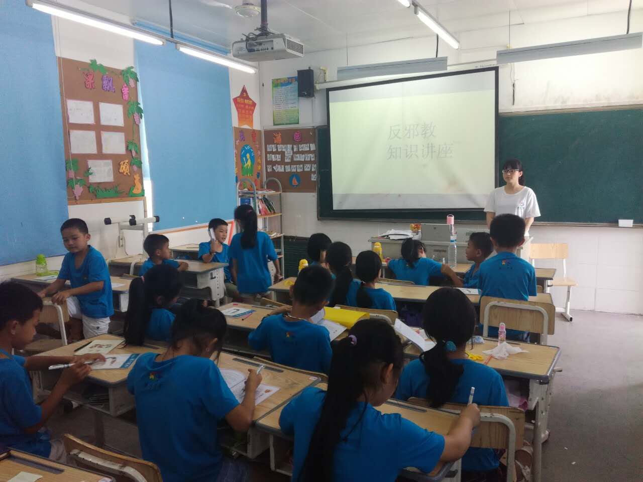 浙江省文成县开展反邪教宣传进“中国寻根之旅”夏令营活动