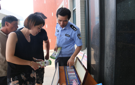 浙江省慈溪市反邪教协会龙山镇分会开展“识邪防邪知邪 携手共拒邪害”反邪宣传进企业