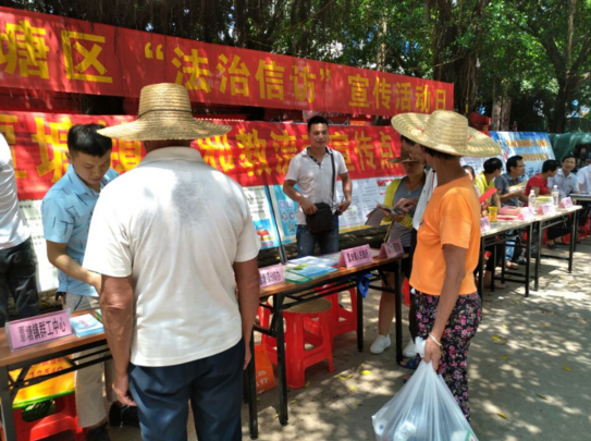 广西贵港市覃塘区覃塘镇利用“法制信访活动日”宣传反邪教