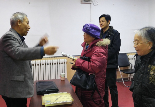 张洪林教授为观众讲解气功与伪气功的知识 张洪林教授为观众讲解气功与伪气功的知识