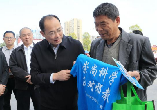 广西来宾市利用国家宪法日开展反邪教宣传